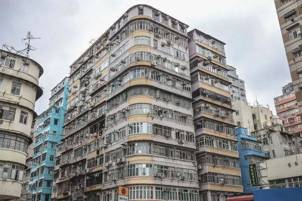 Birden fazla penceresi olan apartman cephesi