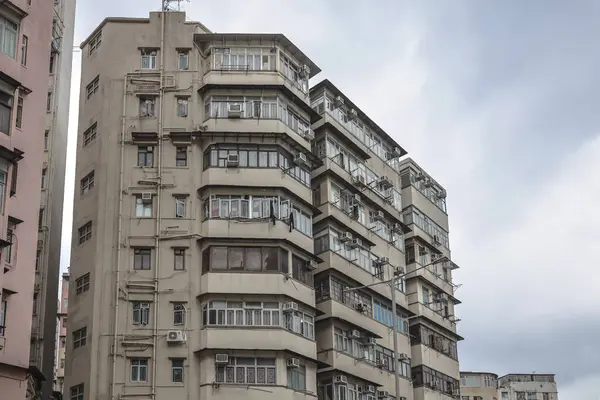 Birden fazla penceresi olan apartman cephesi