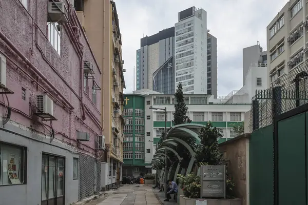 Birden fazla penceresi olan apartman cephesi