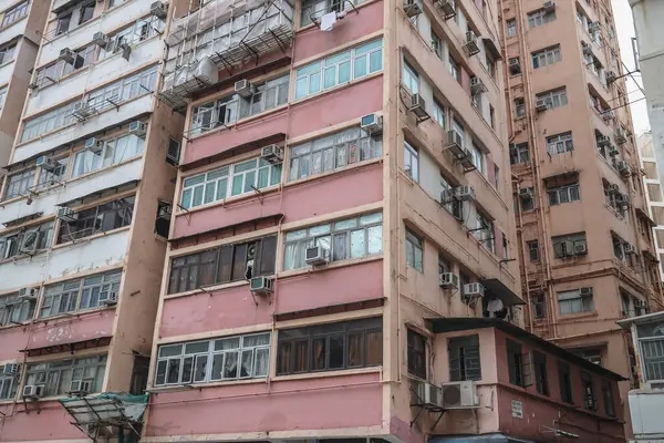 Birden fazla penceresi olan apartman cephesi