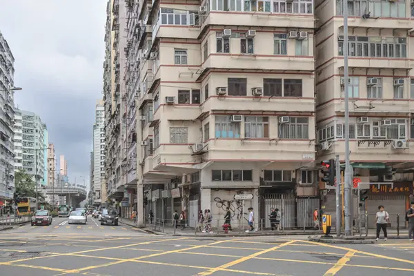 Birden fazla penceresi olan apartman cephesi