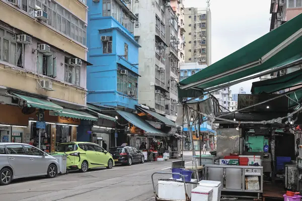 Açık hava lokantası klasik Kanton sokak yemekleri servis ediyor.