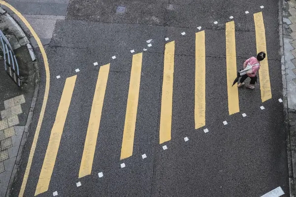 Yoğun caddenin eğimli bir bölümünde trafik yönetmeliği.