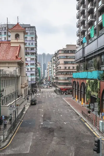 Tarihi Katolik kilisesi yakınlarındaki şehir Hong Kong sokak manzarası.
