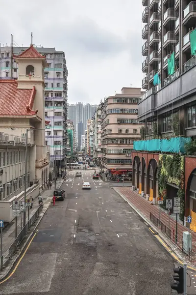 Tarihi Katolik kilisesi yakınlarındaki şehir Hong Kong sokak manzarası.