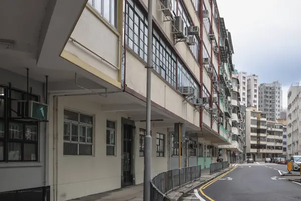 Yüzyılın ortalarında Tai Kok Tsui 'de alçak binalar ve modern yüksek binalar.