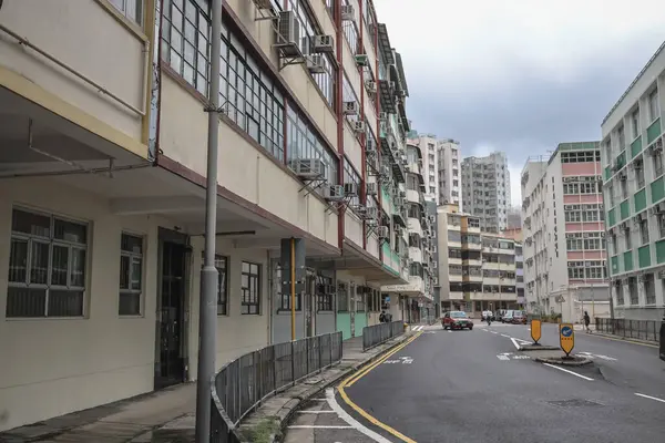 Yüzyılın ortalarında Tai Kok Tsui 'de alçak binalar ve modern yüksek binalar.