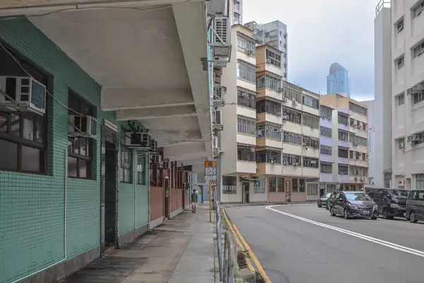 Yüzyılın ortalarında Tai Kok Tsui 'de alçak binalar ve modern yüksek binalar.