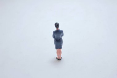 Profesyonel giyimli bir iş kadınının detaylı bir minyatür figürü.