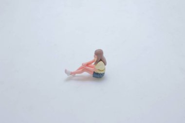 Yerde oturan küçük bir kızın detaylı biblosu.