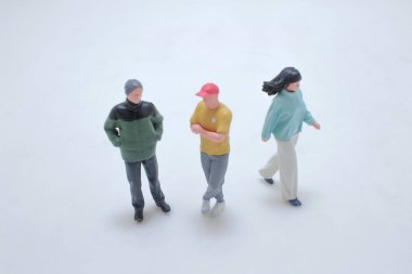 Sıradan giysiler içinde üç minyatür şahsiyet sergilemek.