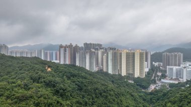 Yüksek apartman binaları ve hareketli kentsel manzara