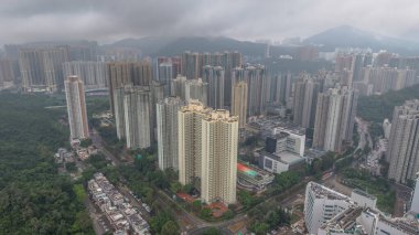 Yüksek apartman binaları ve hareketli kentsel manzara