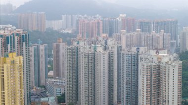 Yüksek apartman binaları ve hareketli kentsel manzara