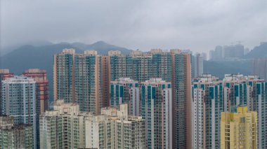 Yüksek apartman binaları ve hareketli kentsel manzara