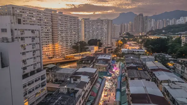 Kam Chi Yolu 'ndaki hareketli Islak Pazar
