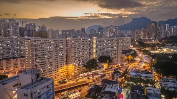 Gelenek ve modernliği harmanlayan yoğun nüfuslu bölge