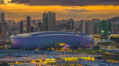 Alacakaranlık vakti Kai Tak Stadyumu 'nun havasını bozuyor