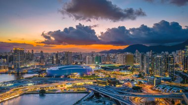 Alacakaranlık vakti Kai Tak Stadyumu 'nun havasını bozuyor