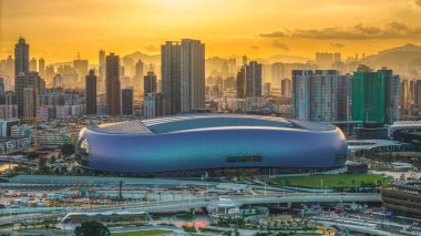 Gün batımının renkleri Kai Tak Stadyum sahnesini aydınlatıyor