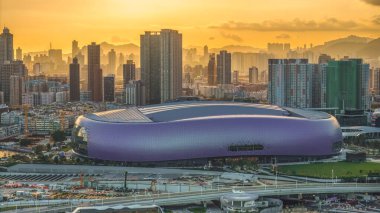 Gün batımının renkleri Kai Tak Stadyum sahnesini aydınlatıyor