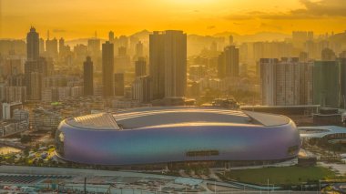 Gün batımının renkleri Kai Tak Stadyum sahnesini aydınlatıyor
