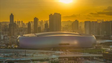 Gün batımının renkleri Kai Tak Stadyum sahnesini aydınlatıyor