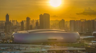 Gün batımının renkleri Kai Tak Stadyum sahnesini aydınlatıyor
