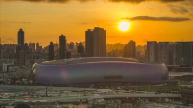 Gün batımının renkleri Kai Tak Stadyum sahnesini aydınlatıyor
