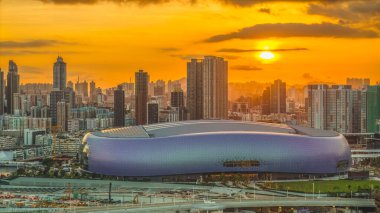 Gün batımının renkleri Kai Tak Stadyum sahnesini aydınlatıyor