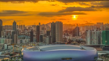 Gün batımının renkleri Kai Tak Stadyum sahnesini aydınlatıyor