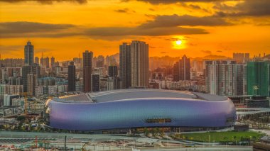 Gün batımının renkleri Kai Tak Stadyum sahnesini aydınlatıyor