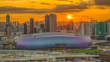 Gün batımının renkleri Kai Tak Stadyum sahnesini aydınlatıyor