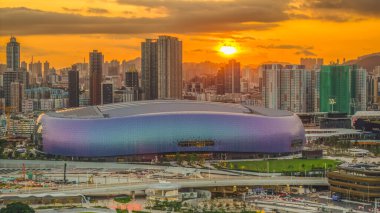 Gün batımının renkleri Kai Tak Stadyum sahnesini aydınlatıyor