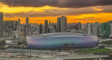 Gün batımının renkleri Kai Tak Stadyum sahnesini aydınlatıyor