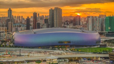 Gün batımının renkleri Kai Tak Stadyum sahnesini aydınlatıyor