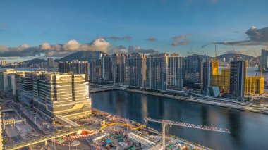 Modern şehir silueti manzaralı yeniden canlandırılmış liman bölgesi