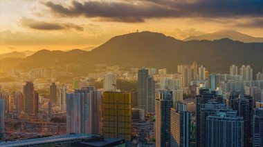 Kowloon, Hong Kong 'da hareketli bir şehir hayatı.