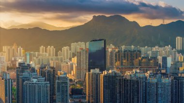 Kowloon, Hong Kong 'da hareketli bir şehir hayatı.