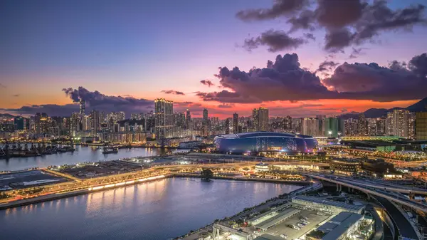 Alacakaranlık vakti Kai Tak Stadyumu 'nun havasını bozuyor