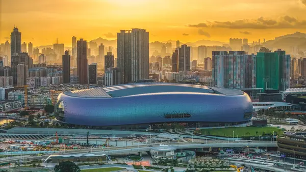 Gün batımının renkleri Kai Tak Stadyum sahnesini aydınlatıyor