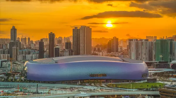 Gün batımının renkleri Kai Tak Stadyum sahnesini aydınlatıyor