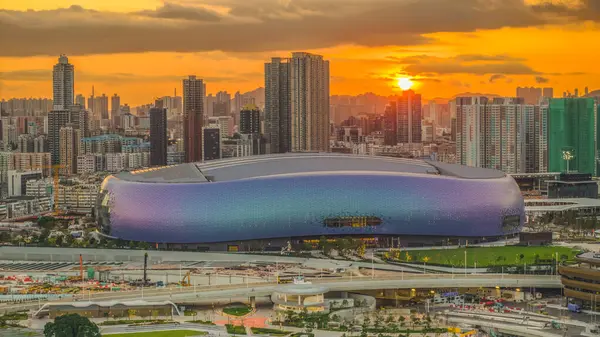 Gün batımının renkleri Kai Tak Stadyum sahnesini aydınlatıyor