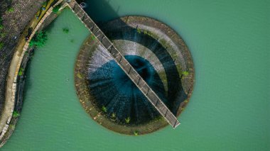 Shing Mun Rezervuarında eşsiz dökülme yolu tasarımı