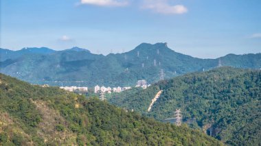 Aşağı Shing Mun rezervuarını çevreleyen manzaralı vadi.