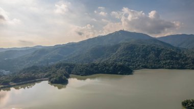 Shing Mun Reservoir çevresindeki barışçıl doğa manzarası