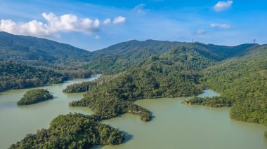 Shing Mun Reservoir çevresindeki barışçıl doğa manzarası