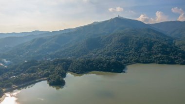 Shing Mun Reservoir çevresindeki barışçıl doğa manzarası