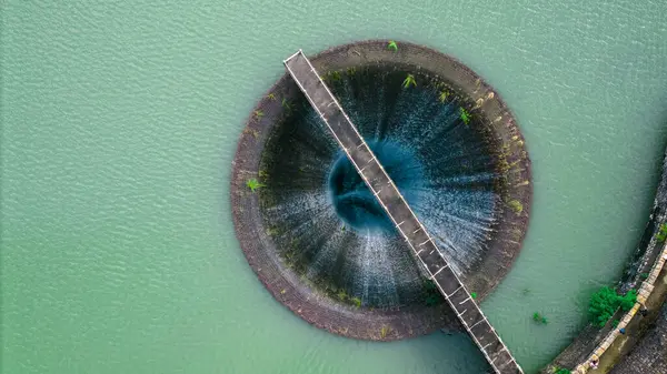 Shing Mun Rezervuarında eşsiz dökülme yolu tasarımı