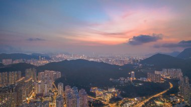 Konut kuleleri ve deniz manzaralı çağdaş şehir manzarası